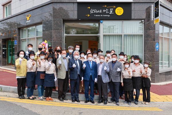 노랑카페 개점식(앞줄 왼쪽 다섯째부터 김정수 노인지회장, 김대영 충남도의원, 최홍묵 시장, 박춘엽 계룡시의원, 이청환 계룡시의원)