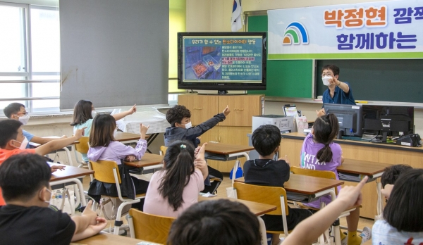 지난 2일 박정현 대덕구청장이 ‘깜짝 탈탄소 선생님’으로 등장해 동산초 학생들에게 ‘탄소다이어터’에 대해 설명하고 있다.