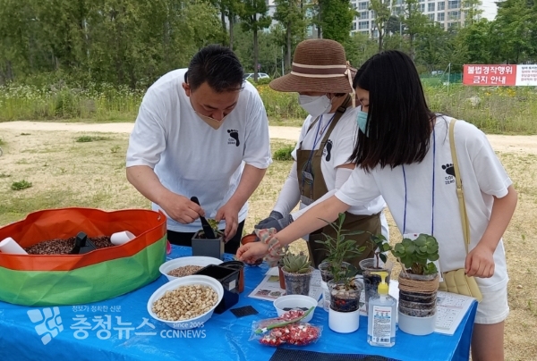 아빠와 딸이 참여 하는 식물심기