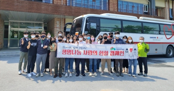 9일 경북 영주시 봉현면 국립산림치유원에서 실시한 생명나눔 사랑의 헌혈 행사에 참여한 산림치유원 직원들이 기념사진을 촬영하고 있다.