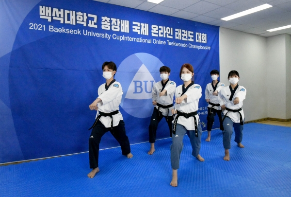 백석대학교 태권도시범단 학생들이 대회를 앞두고 준비를 하고 있다.