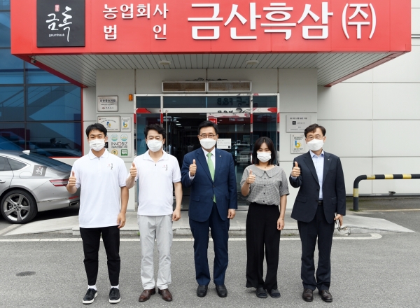 인삼류 수출업체 금산흑삼(주) 현장 순시 * 한국농수산식품유통공사 김춘진 사장(가운데), 금산흑산(주) 고태훈 대표(왼쪽 두 번째), 김달룡 대전세종충남지역본부장(오른쪽 첫 번째)