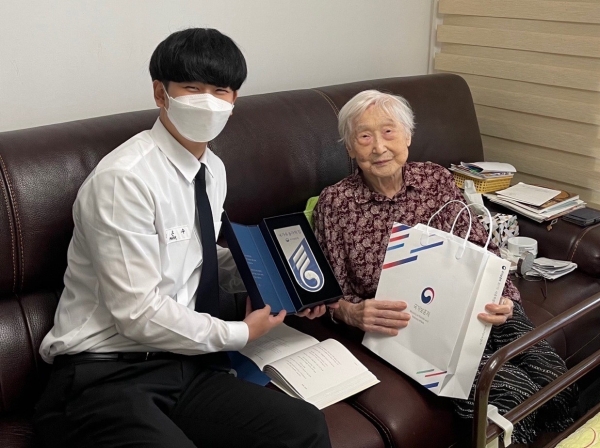 대전 서구에 거주하는 국가유공자 유족 30여가구를 개별 방문하여 명패를 전달했다.