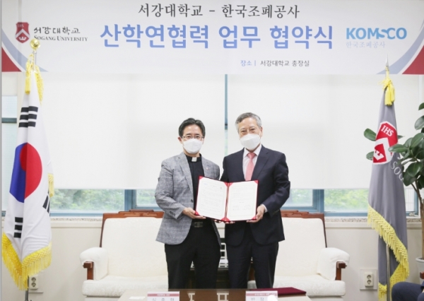 한국조폐공사는 4차 산업혁명 시대 디지털 신뢰 기술로 꼽히는 블록체인 분야 역량 강화를 위해 서강대학교와 산학협력 업무협약을 체결했다.(사진 : 오른쪽 조폐공사 반장식 사장, 왼쪽 서강대학교 심종혁 총장)