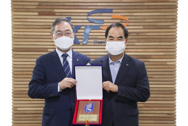 김인식 사장(사진오른쪽)은 보훈대상자 권익증진 등의 공로로 29일 임성현 광주지방보훈청장(사진왼쪽)으로부터 국가보훈처장 감사패를 받았다