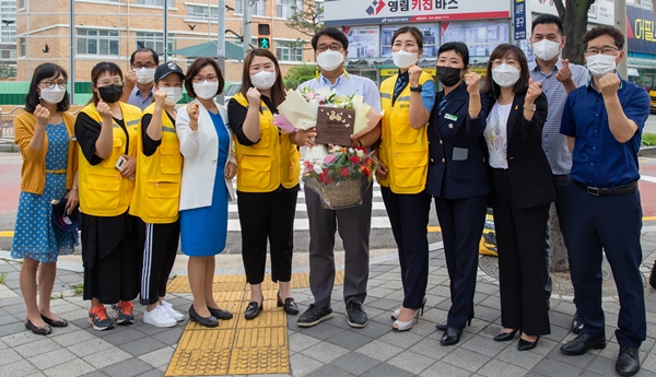 조상연 당진시의원이 탑동초 학부모회 및 운영위원회로부터 교통지도 봉사 감사패를 받았다.