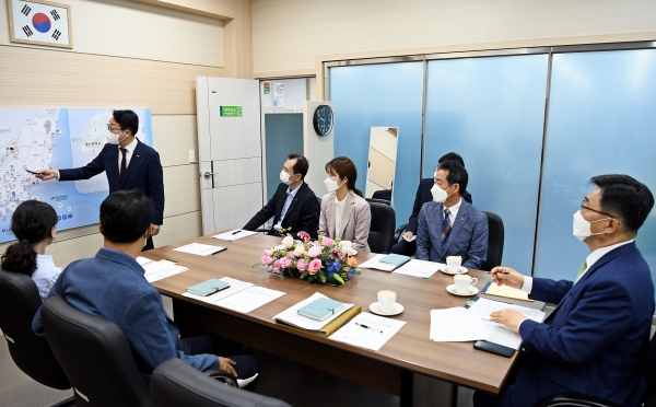 부산울산지역본부 업무보고 * 한국농수산식품유통공사 김춘진 사장(오른쪽 첫번째), 이은석 부산울산지역본부장(왼쪽 세번째)