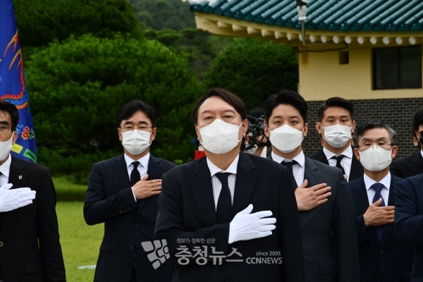 윤석열 전 검찰총장이 6일 오전 대전 유성구 국립대전현충원에서 현충탑에 참배에 앞서 국기에 경례하고 있다.