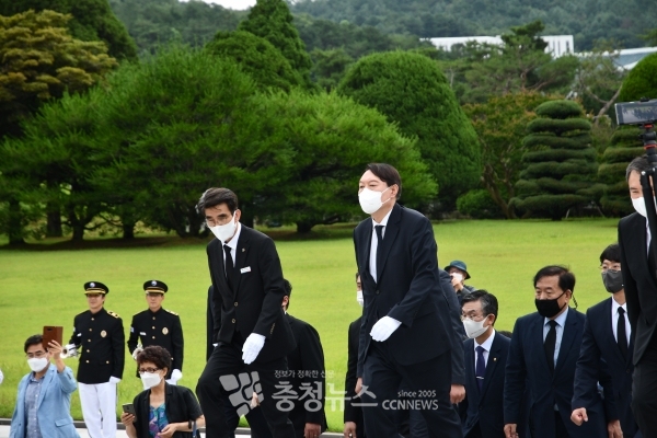 윤석열 전 검찰총장이 6일 오전 대전 유성구 국립대전현충원에서 현충탑 참배를 위해 이동하고 있다.