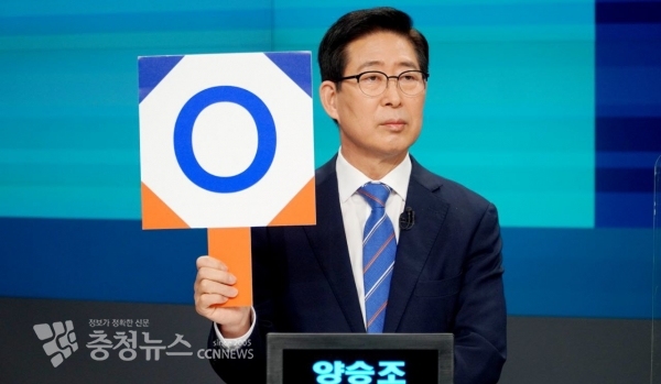 양승조 충남도지사가 5일 JTBC가 주관한 더불어민주당 대선경선 2차 TV토론에서 주4일 근무제 도입과 사병 월급 최저임금 수준 인상 등을 주장했다. 