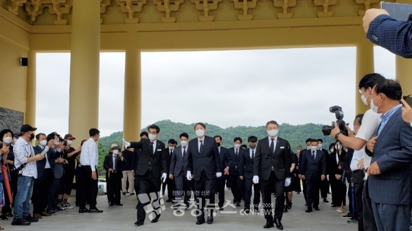 범야권 대권주자인 윤석열 전 검찰총장이 6일 지지자들과 함께 국립대전현충원 현충탑 참배를 위해 걸어가고 있다.