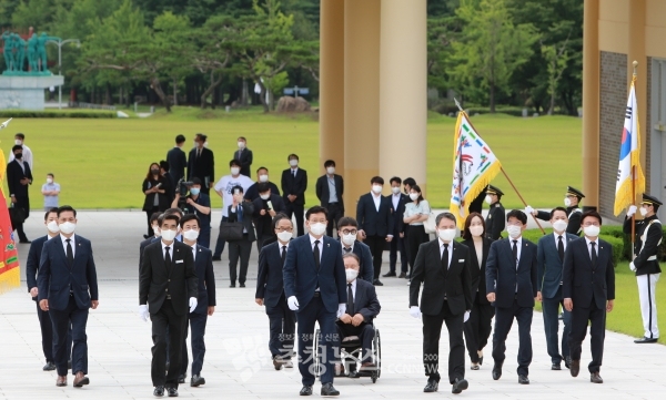 더불어민주당 송영길 대표와 허태정 대전시장, 지역 국회의원 등이 현충탑에 참배하고 있다.
