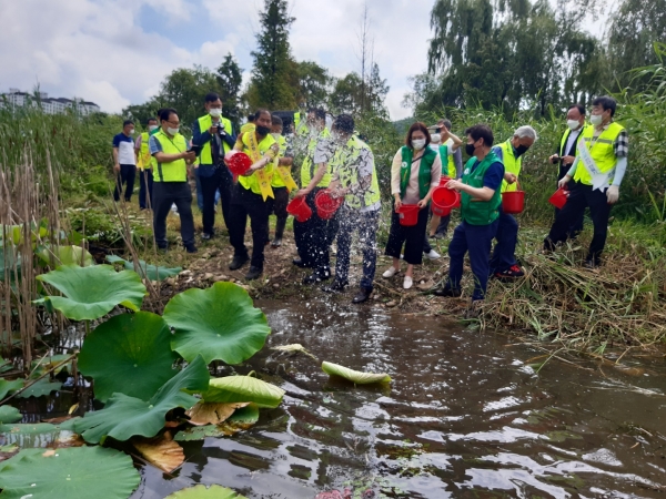 8일 천안시와 야생생물관리협회 천안지회가 자연생태계 복원을 위해 쏘가리와 가물치 등 토종어종 치어 약 4만여 마리를 방류하는 행사를 펼치고 있다.