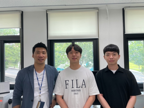 ‘2021빅데이터 분석 및 아이디어 공모전’ 최우수상 / 사진왼쪽부터 박민주 교수, 황재연·김상규 학생.