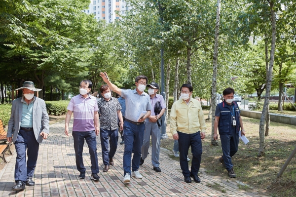 지난 8일 오세현 아산시장 배방읍 지산공원 유아숲체험장 공사 방문 장면