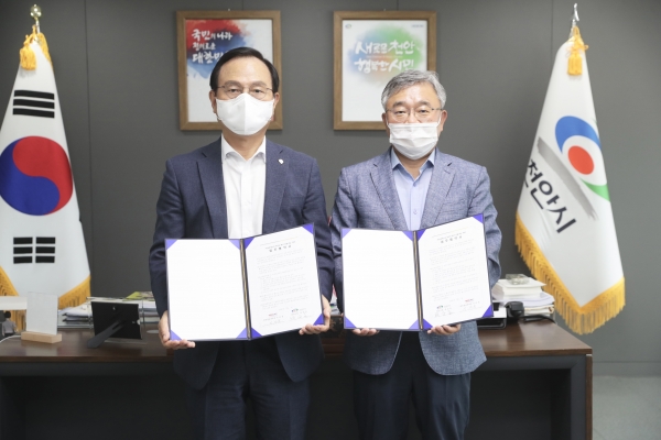 지난 13일 박상돈 시장과 이의준 한국도로공사 대전충청본부장이 망향휴게소~망향의동산 연결도로 조성을 위해 업무협약 체결.