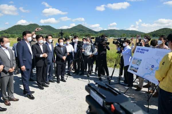 송영길 당대표 등 협의회 앞서 국회 세종의사당 예정 부지 방문 모습