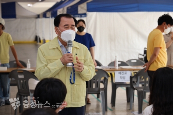 김지철 충남교육감이 백신 맞는 학생과 교직원을 격려하고 있다.