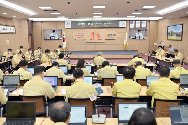 지난 19일 시청 대백제실에서 열린 주간업무보고회 개최 모습