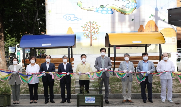 한국조폐공사는 대전 동구 용전동에서 도시재생 프로젝트인‘아름다운 대전 좋을市 GO!’사업의 일환으로 힐링 공간 오픈식을 가졌다.(사진 왼쪽에서 네번째 조폐공사 김영석 부사장겸 기획이사)