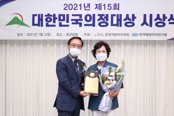 전명자(우) 대전서구의원이 지난 23일 한국공공자치연구원이 주관하는 제15회 대한민국 의정대상에서 개인 부분 최고위원장상을 수상했다.