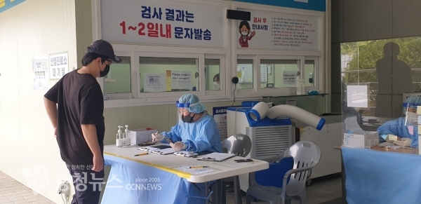 천안 성환고 이운수 보건교사가 코로나19 선별진료소에서 봉사활동을 하고 있다.