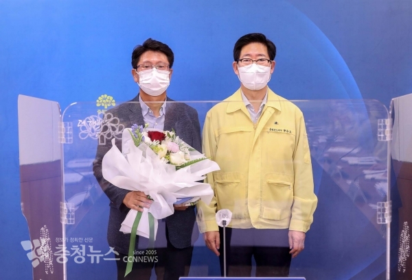 (오른쪽부터) 양승조 충남도지사와 이상준 생활환경보건팀장