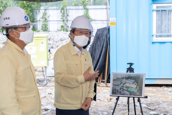 아름중 2캠퍼스 현장을 찾은 최교진 교육감 모습