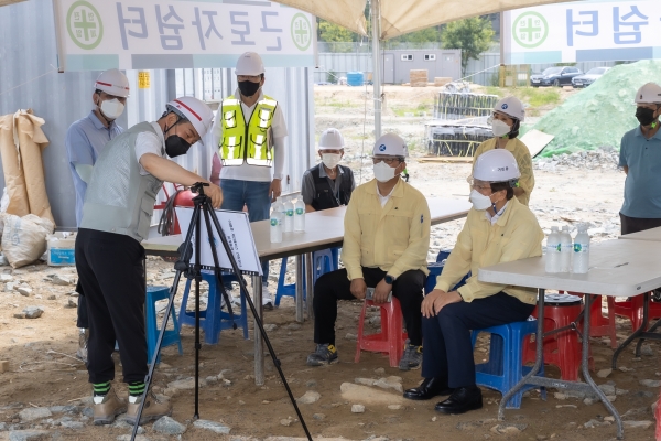 아름중 2캠퍼스 현장을 찾은 최교진 교육감 모습