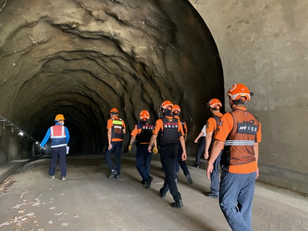 세종소방본부는 12일 터널내 열차사고를 대비한 현장 적응 훈련을 실시했다.