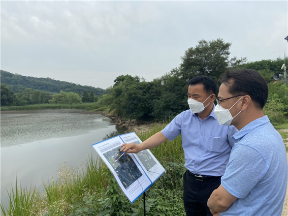 관내 농업생산기반시설물(매주저수지, 금광간선) 현장 방문 가뭄대비 급수 상황 점검 모습