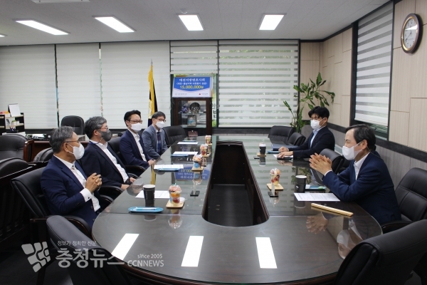 법률센터 손종학 센터장과 대전지방변호사회 임성문 회장은 20일 대전지방변호사회 회의실에서 회의를 개최하고 양 기관이 지역사회를 위한 법률 공헌 사업을 확대하기로 결의했다.