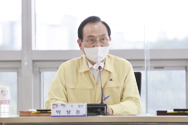 지난 23일 박상돈 천안시장이 간부회의를 주재하고 있다.