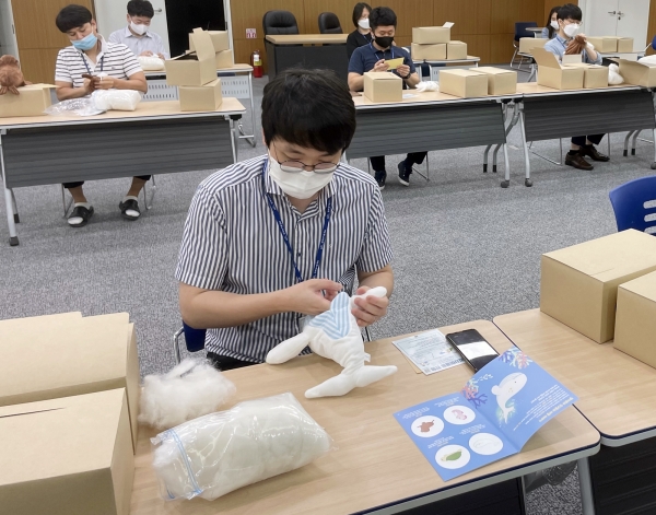 공사는 직원들이 직접 만든 업사이클링 인형과 교육자료를 세이브더칠드런을 통해 농어촌지역아동센터에 24일 전달했다