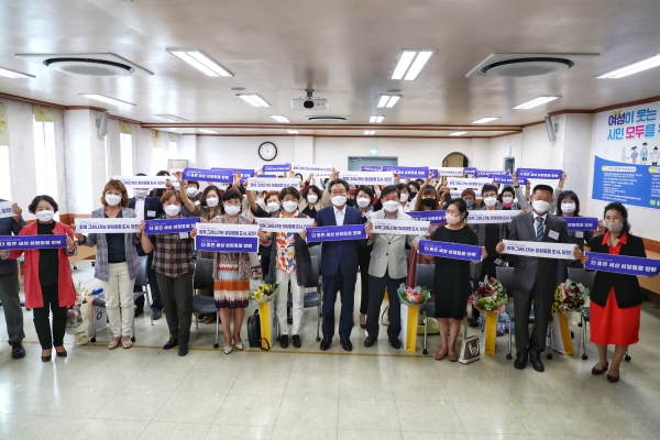 양성평등주간의 슬로건인 “더 좋은 세상, 성평등을 향해” 구호를 제창 모습