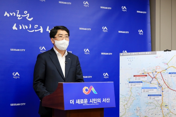 맹정호 서산시장이 8일 시청 브리핑룸에서 대산지역 교통여건 개선 정책과 관련해 브리핑하는 모습