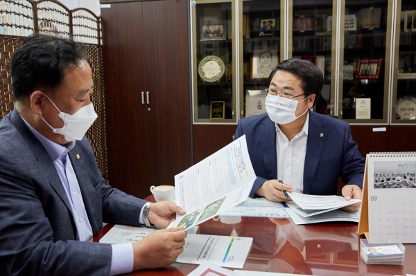 오세현 시장이 어기구 의원을 만나는 장면