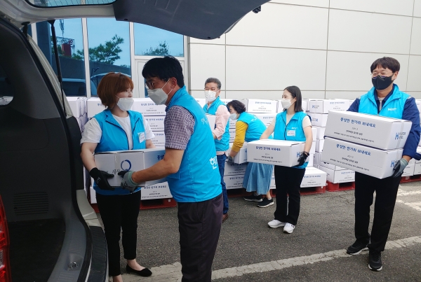 명절선물 나눔 활동,비대면 드라이브스루 전달 모습