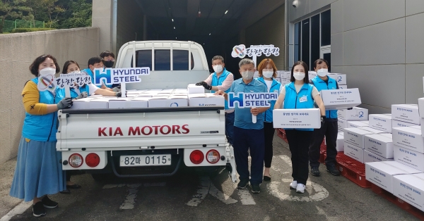 명절선물 나눔 활동,비대면 드라이브스루 전달 모습