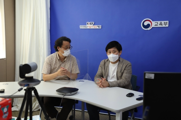 골프존파스텔합창단 테너 박정민 단원이 남철우 지휘자와 함께 장애학생 원격영상 진로 멘토링 프로그램에 참여했다