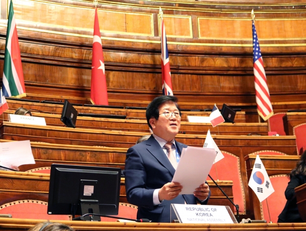 박병석 국회의장은 7일(현지시간) 이탈리아에서 열린 G20국회의장회의에서 영어로 연설을 했다.