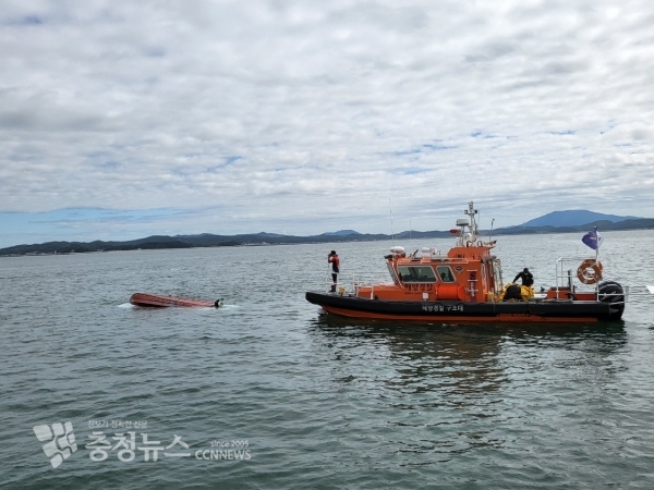 홍성군 죽도 인근 바다에서 전복된 레저보트를 구조하는 보령해경구조대원