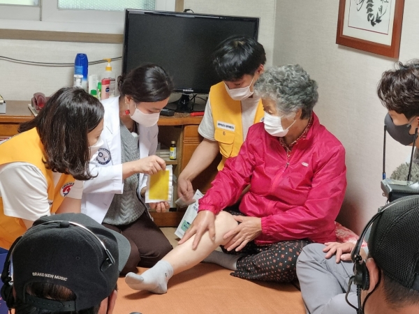 세종시 오케이한방병원 오케이봉사회 회원들과 대한적십자사 대전세종지사 구성원 등이 세종시 전의면의 한 가정을 찾아 봉사활동을 펼치고 있다.