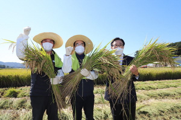 김동일 보령시장(왼쪽), 이성희 농협중앙회장(가운데), 김석규 남포농협조합장(오른쪽)이 한해 농사에 고생하신 농민들을 응원하고 있다.