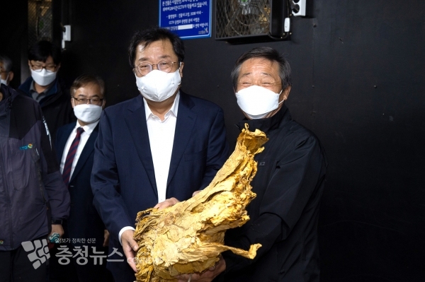 이상천 시장, 잎담배 수매현장 방문