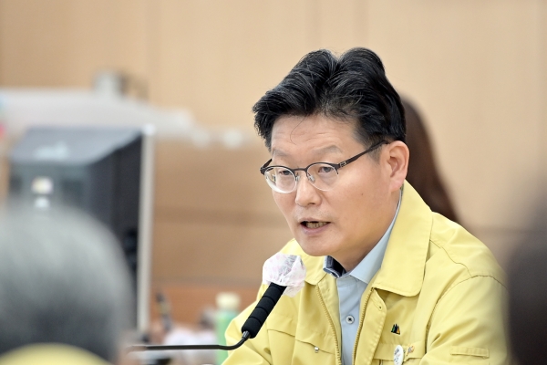 지난 18일 시청 대백제실에서 열린 주간업무보고회를 주재하는 김정섭 시장