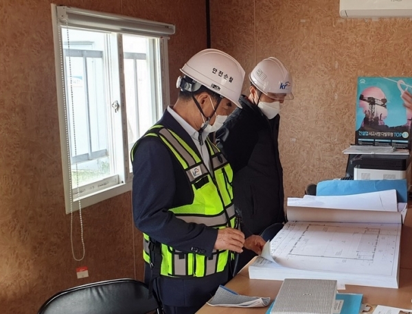김인식사장이 21일 공사 현장 불시점검에서 주요점검 전에 도면을 살펴보고 있다