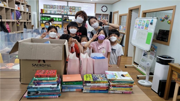외삼배프 학생들이 아동센터 아이들이 읽을 책들을 모아 기부했다.