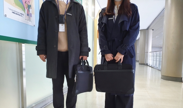 천안시 아동학대전담공무원이 현장조사를 나가기 위해 보디캠을 착용한 모습