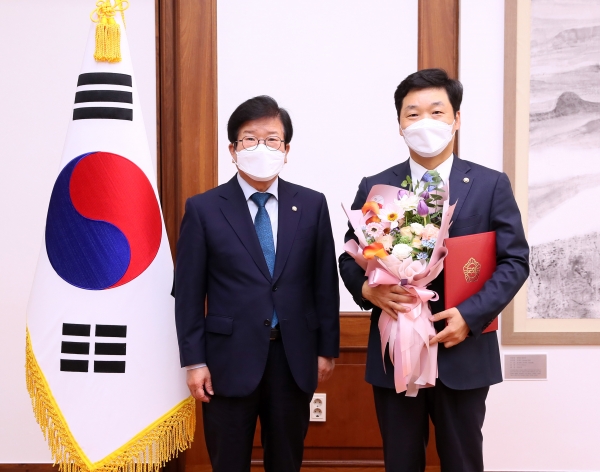박병석 국회의장은 1일 오전 국회의장 집무실에서 신임 김병관 국회의장 비서실장에 대한 임명장을 수여했다.